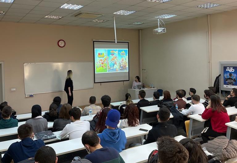 ituemos's tweet photo. Ana sponsorumuz Peak ile Tuğba Sezgin ve Ezgi Karaman’ın katılımlarıyla “Careers in Marketing” atölyesini gerçekleştirdik! Katılımcılarımız Peak’in pazarlama ekibi, yapısı ve çalışma ortamına ilişkin detayları öğrenmenin yanı sıra+ https://t.co/g6WwmAp1Hx
