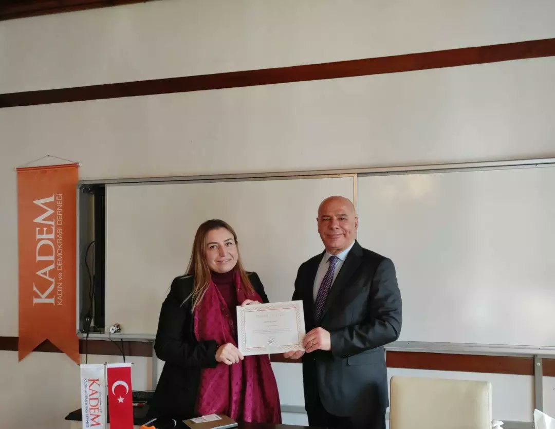 2022 yılının ilk seminerinde Eğitim ve Kamu Yönetimi Uzmanı Dr. Ayhan Özkan (<a href="/dr_ayhanozkan/">Ayhan Özkan</a>)'dan "Aile Yönetiminde Duygusal Zekânın Önemi" konusunu dinleyerek bol istifadeli ve keyifli bir program gerçekleştirdik.