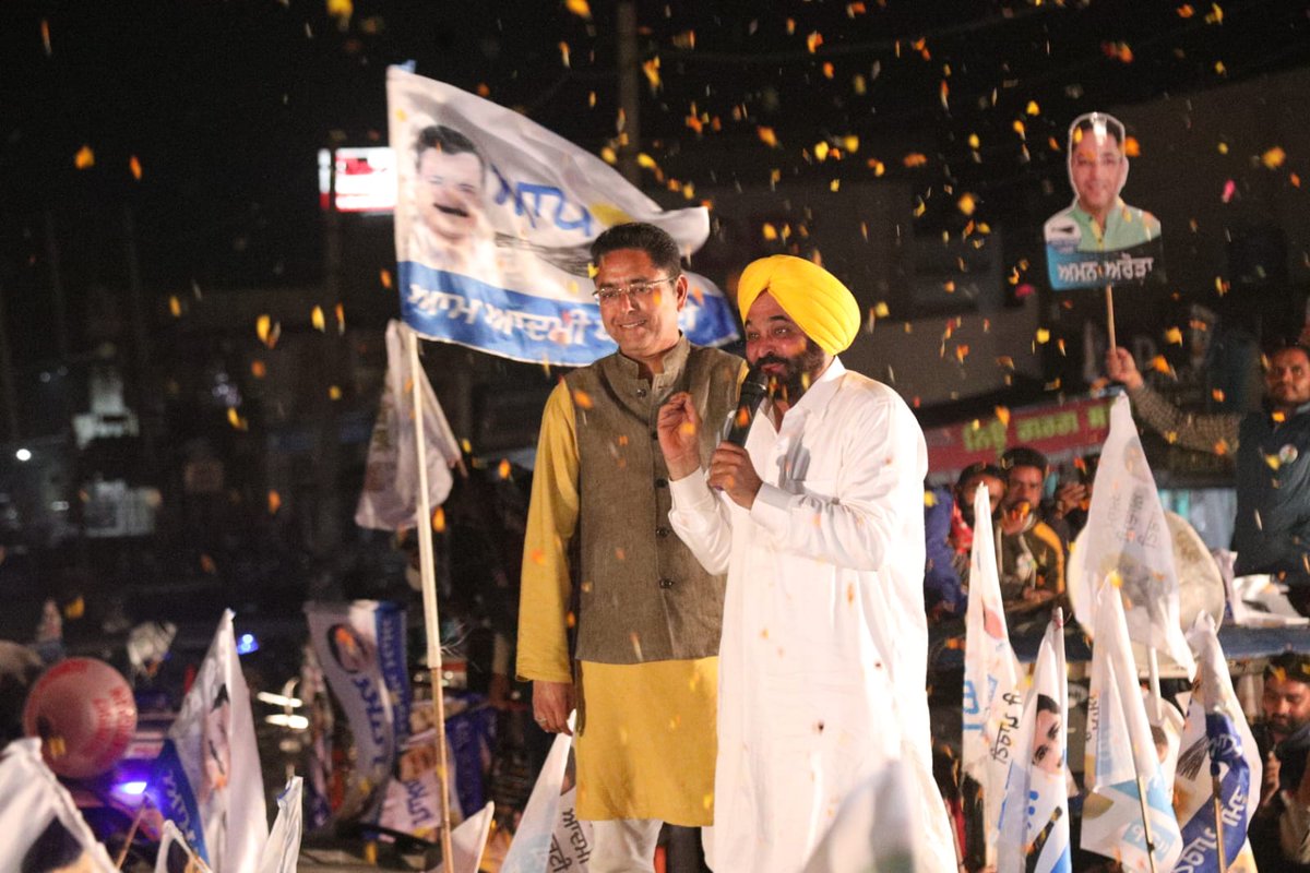 BhagwantMann's tweet photo. ਹਲਕਾ ਬੁਢਲਾਡਾ, ਮਾਨਸਾ, ਸੁਨਾਮ ਤੇ ਸੰਗਰੂਰ ਦੇ ਕ੍ਰਾਂਤੀਕਾਰੀ ਲੋਕ ਕਹਿ ਰਹੇ ਨੇ ਕਿ ਇਸ ਵਾਰ ਇੱਕ ਮੌਕਾ ਕੇਜਰੀਵਾਲ ਤੇ ਭਗਵੰਤ ਮਾਨ ਨੂੰ ਦੇਵਾਂਗੇ...ਪੰਜਾਬ 'ਚ ਇਮਾਨਦਾਰ ਸਰਕਾਰ ਬਣਾਕੇ ਅਸੀਂ ਇਤਿਹਾਸ ਰਚਾਂਗੇ ਤੇ ਝਾੜੂ ਦਾ ਬਟਨ ਦਬਾ ਕੇ ਹੂੰਝਾ ਫੇਰ ਜਿੱਤ ਦੇਵਾਂਗੇ... https://t.co/WOlDdkHlox