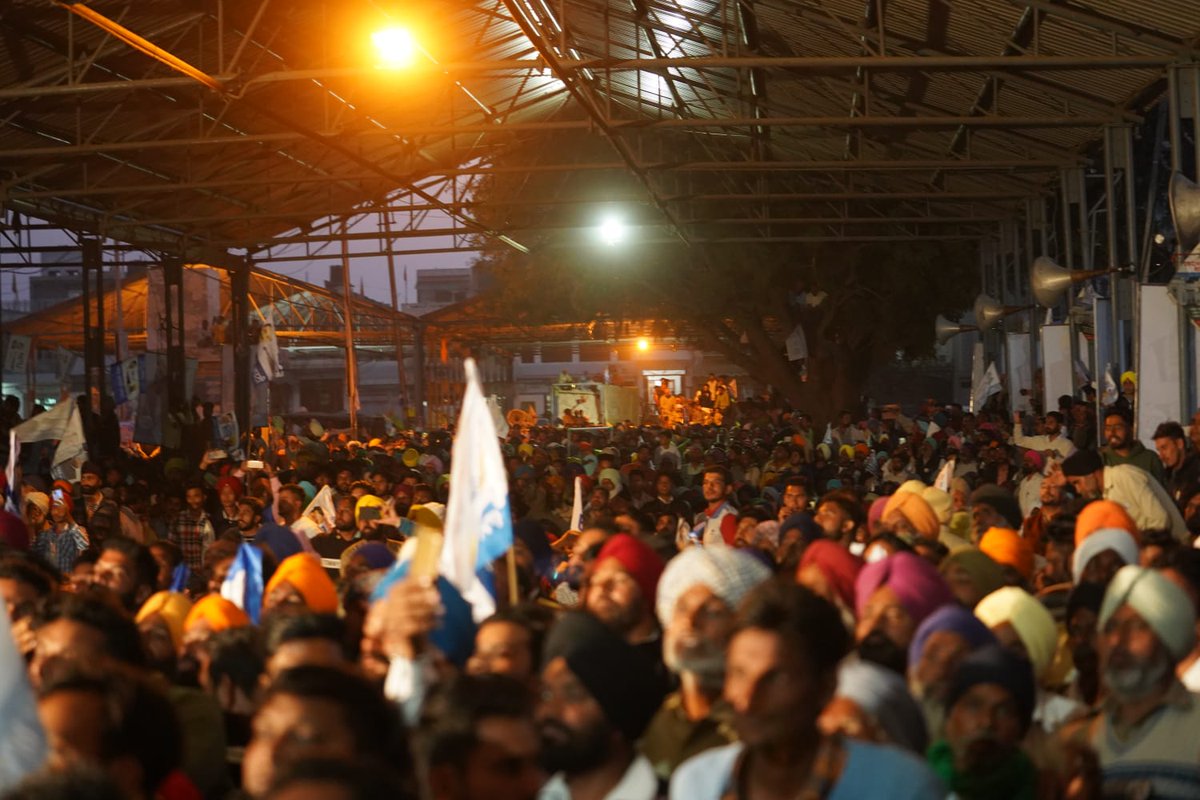 BhagwantMann's tweet photo. ਹਲਕਾ ਬੁਢਲਾਡਾ, ਮਾਨਸਾ, ਸੁਨਾਮ ਤੇ ਸੰਗਰੂਰ ਦੇ ਕ੍ਰਾਂਤੀਕਾਰੀ ਲੋਕ ਕਹਿ ਰਹੇ ਨੇ ਕਿ ਇਸ ਵਾਰ ਇੱਕ ਮੌਕਾ ਕੇਜਰੀਵਾਲ ਤੇ ਭਗਵੰਤ ਮਾਨ ਨੂੰ ਦੇਵਾਂਗੇ...ਪੰਜਾਬ 'ਚ ਇਮਾਨਦਾਰ ਸਰਕਾਰ ਬਣਾਕੇ ਅਸੀਂ ਇਤਿਹਾਸ ਰਚਾਂਗੇ ਤੇ ਝਾੜੂ ਦਾ ਬਟਨ ਦਬਾ ਕੇ ਹੂੰਝਾ ਫੇਰ ਜਿੱਤ ਦੇਵਾਂਗੇ... https://t.co/WOlDdkHlox