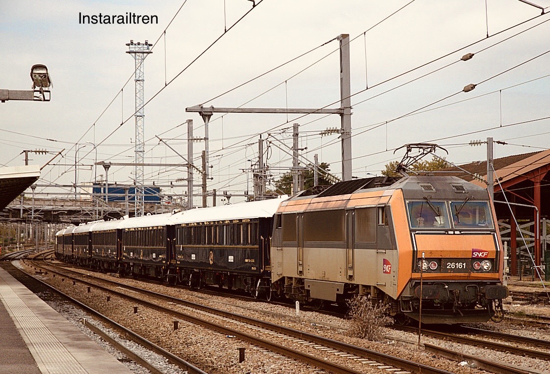 europa_tren's tweet photo. La Sybic BB 26000 Beton con el VSOE Venezia St Lucía-Gare de L'Est-Calais a su paso por la Gare de Pantin, año 2017. Foto: Ezequiel Pérez Martínez #EuropaTren #instarailtren #Sncf #OrientExpres #RegionIledeFrance #France🇫🇷 https://t.co/bf5UkhB0gF