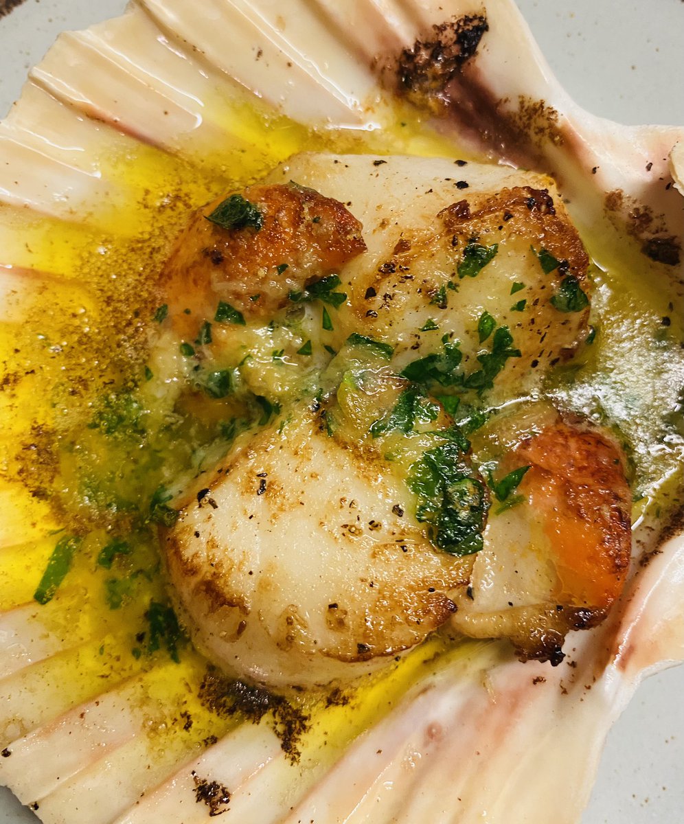 libbys_cafe's tweet photo. You beauty! King scallop in garlic butter just off the pass! https://t.co/TN0Y9e2lAF