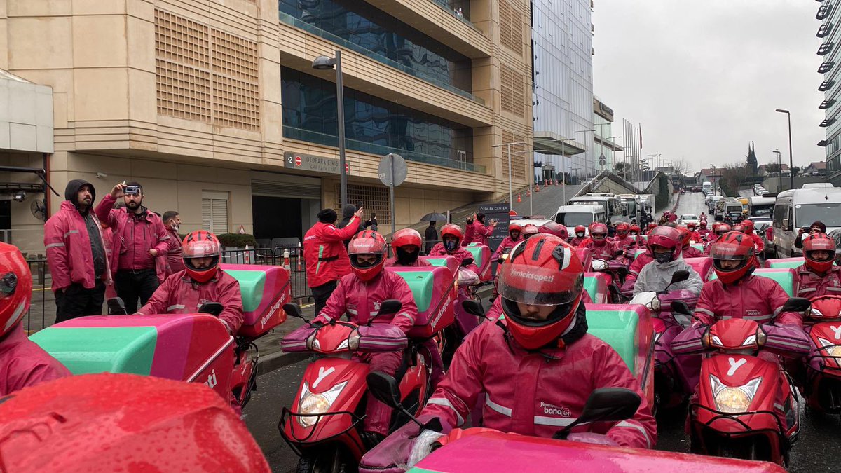 Sefalet ücretine ve haklarının sömürülmesine karşı direnenen Yemeksepeti İşçilerinin yanındayız.
Zafer Direnen İşçilerin olacaktır 

#AklındaysaSiparişVerme