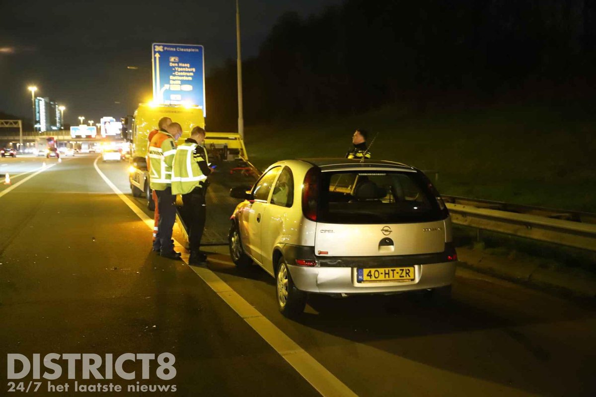 Gewonde na kop-staart aanrijding op de #A4 ter hoogte van #Rijswijk. De ambulancedienst heeft eén persoon gecontroleerd en deze zonder spoed vervoerd. Berger <a href="/Vreugdenhil_/">Vreugdenhil Berging</a> heeft een van de voertuigen afgesleept.