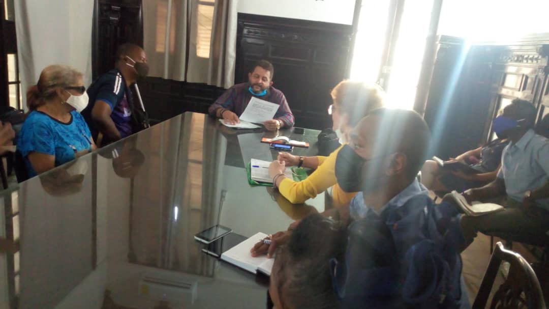 AsambleaPlaza's tweet image. #HOY Representabtes de la @aclifimcuba, #Ansoc y @ancicuba  compartieron experiencias con el Consejo de la Administración de #Plaza para impulsar una alianza común. 

El intendente @FidelErnestoHe4 presidió la reunión en la sede de la Asamblea Municipal