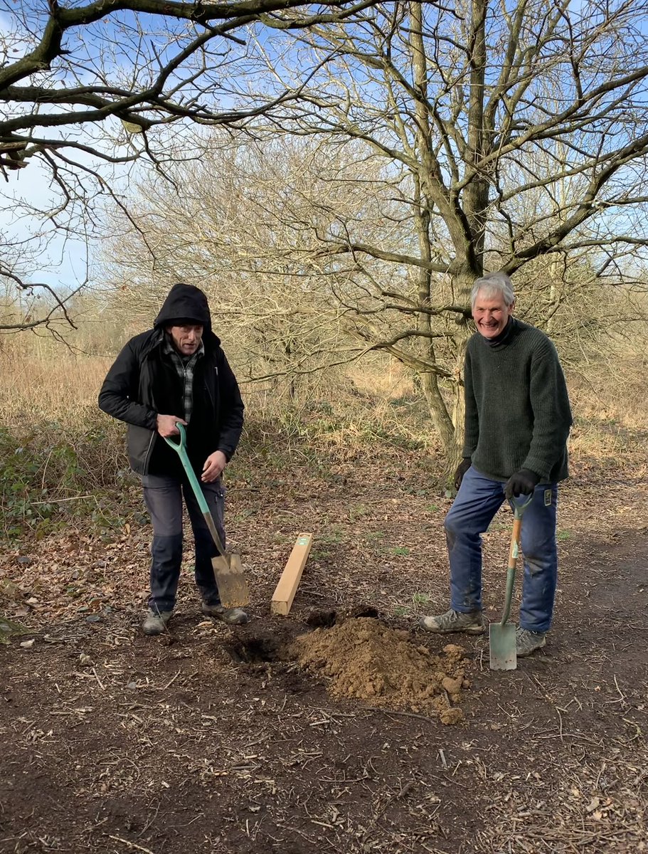CastleParkland's tweet photo. We now have our Nature Trail Way Marker posts installed! The Parkland Team, LYRiC Trainees &amp; volunteers are unstoppable! Special thanks to Niel from #Ecopark! #naturetrail #posts #waymarker #wildlife #parks  #volunteers @thetamevalley @wildlifebcn  @visitsolihull @cbhallgardens https://t.co/N7RdhdJfXk