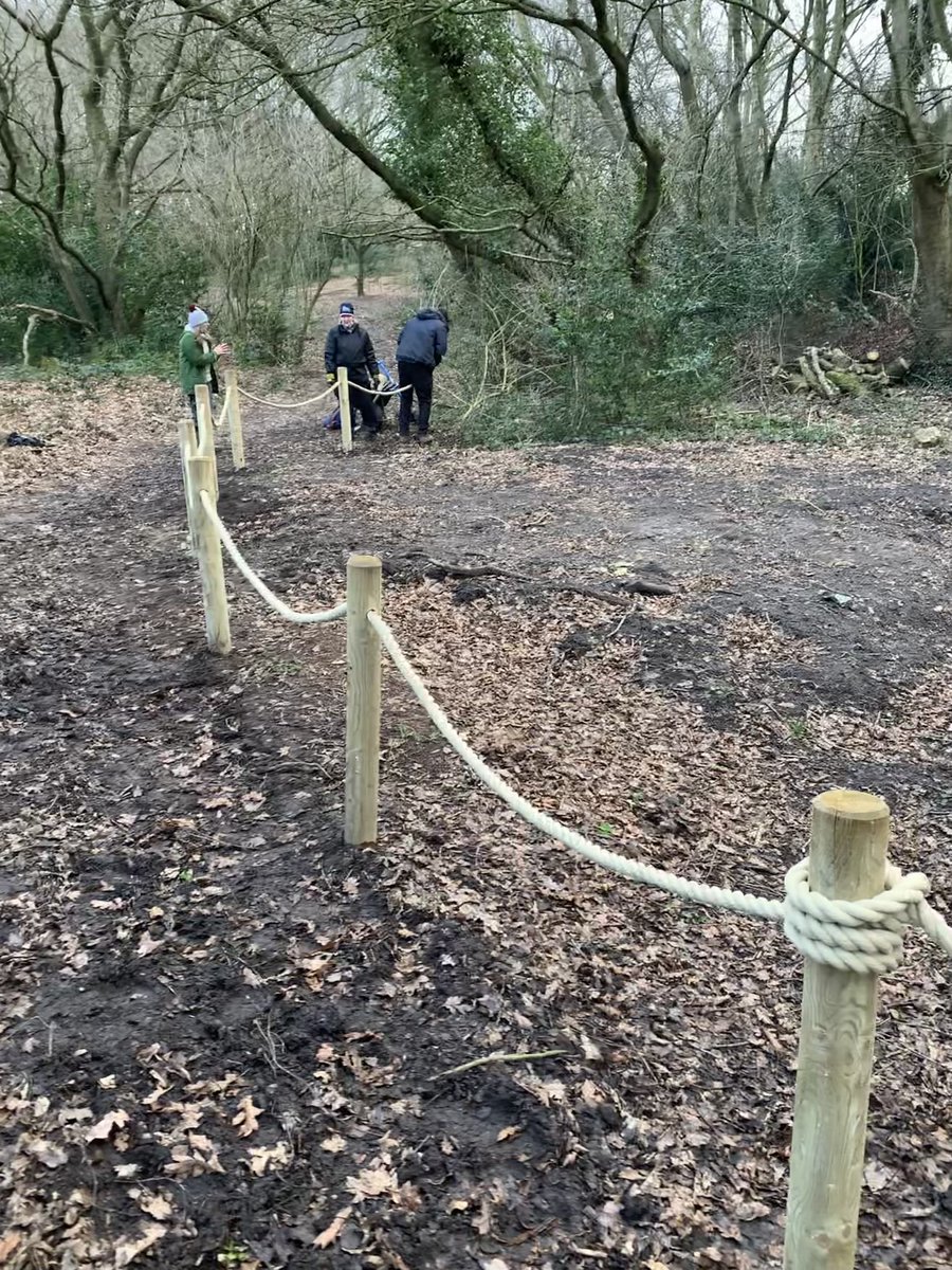 We now have our Nature Trail Way Marker posts installed! The Parkland Team, LYRiC Trainees & volunteers are unstoppable! Special thanks to Niel from #Ecopark! #naturetrail #posts #waymarker #wildlife #parks  #volunteers @thetamevalley @wildlifebcn  @visitsolihull @cbhallgardens