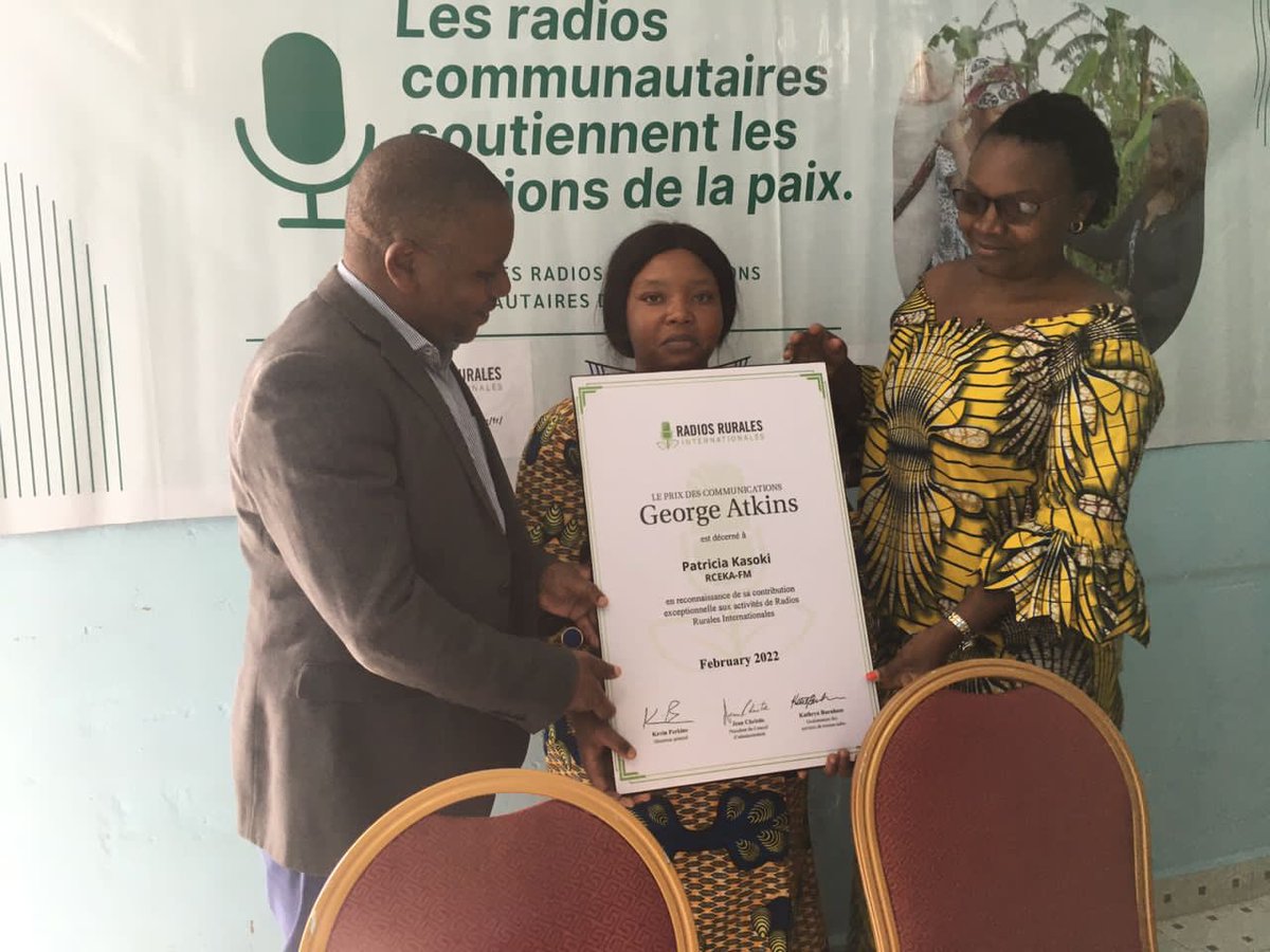 RosalieZawadi's tweet photo. La journaliste #PatriciaSoki, de la Radio Commmnautaire et environnementale de Kanyabayonga du #Nordkivu, lauréate du prix George Atkins 2022. Elle a reçu son prix au #Coracon, partenaire de Radios Rurales Internationales. @gabykuba @JacquesVAGHENI https://t.co/cVZmr8BDh9