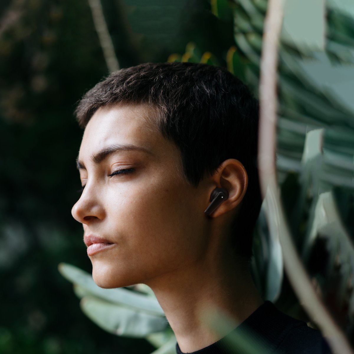 This week feeling extra? Take it down a notch and escape with your Palm Buds Pro industry leading noise cancellation. 🔇
.
#palmbudspro #escapethenoise