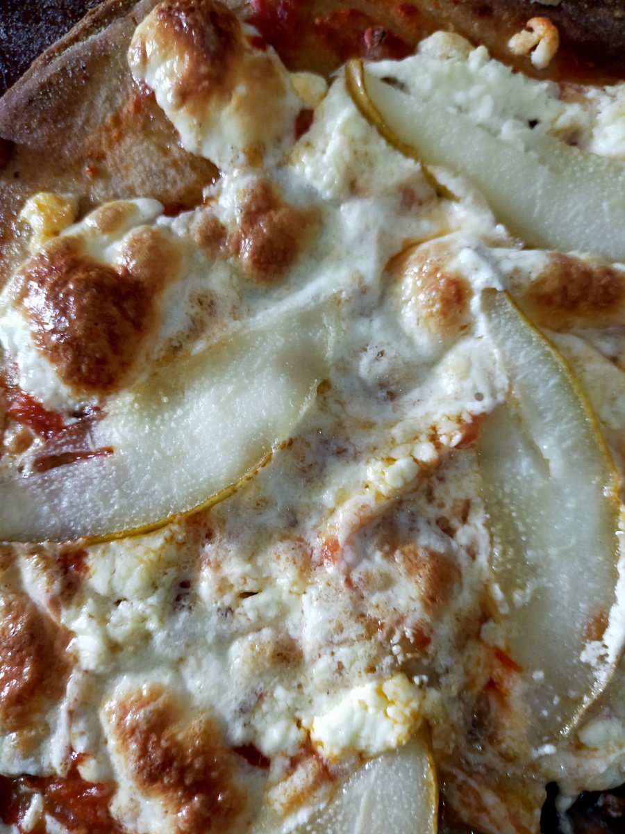 Aletorres78's tweet photo. Gusto culposo: pan pita, salsa de tomate, mozarella, queso de cabra, peras. La #pizzeta en el punto que me gusta 🤤 https://t.co/C11YxaiPVW