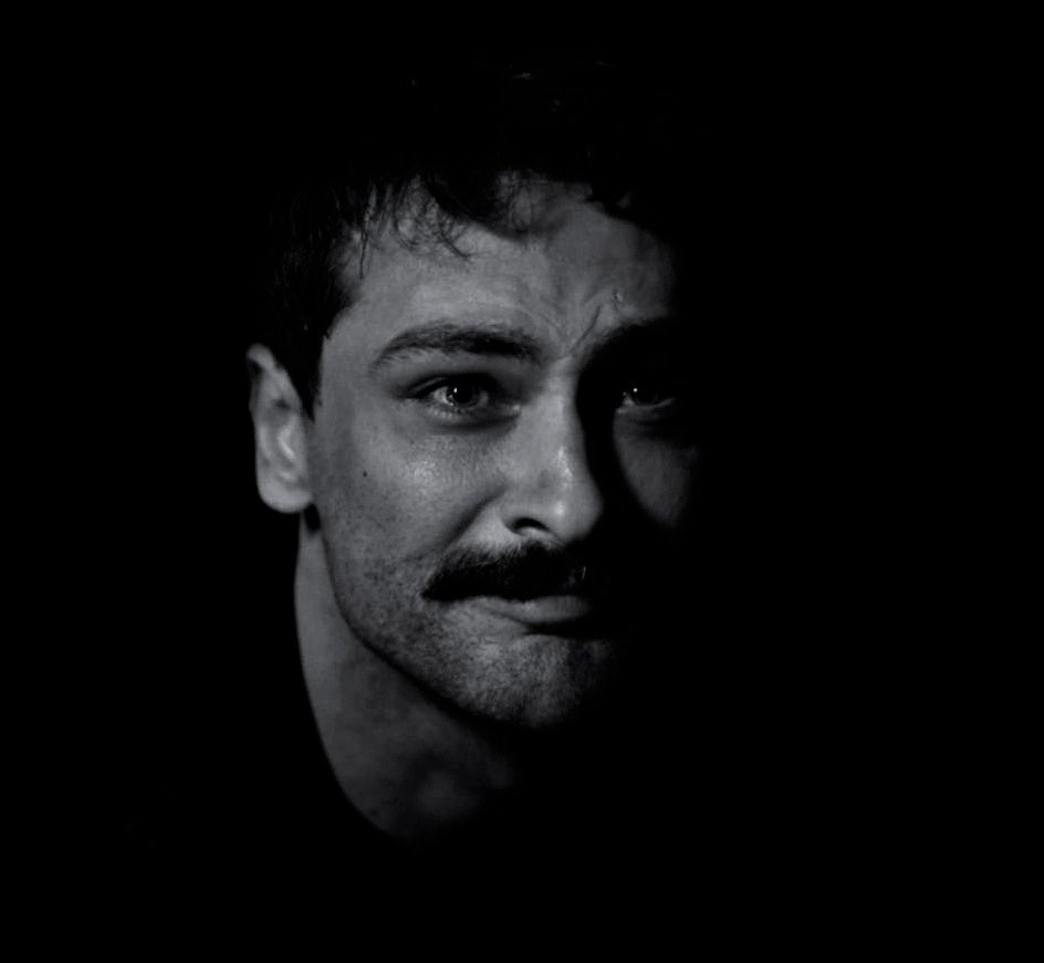 "Sen ki; ya bir köşe başında
kan sızarak kaşından gebereceksin, ya da bir darağacında can vereceksin.. 
İyi bak yıldızlara, onları göremezsin belki bir daha…" 🖤 #Mahkum • #OnurTuna 

<a href="/OnurT_/">onur tuna</a>