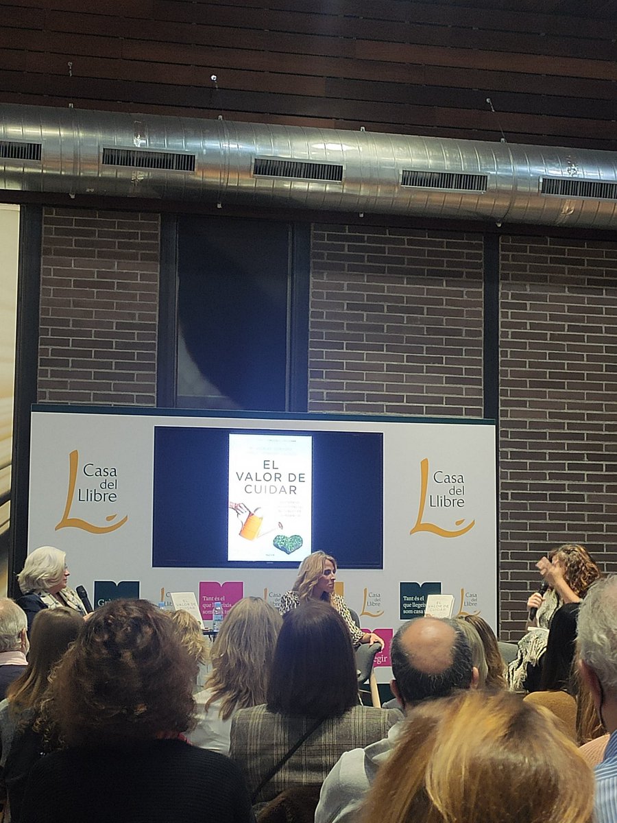 Presentación de "El valor de cuidar" de  Andrea Zambrano y M Ángeles Jové. Hoy en la Casa del Llibre. Salgamos de la jerarquía, del ganar y perder, que hay en las relaciones, xq eso es lo que genera violencia. Cuidar bien es ganar/ ganar, entendiendo las necesidades.