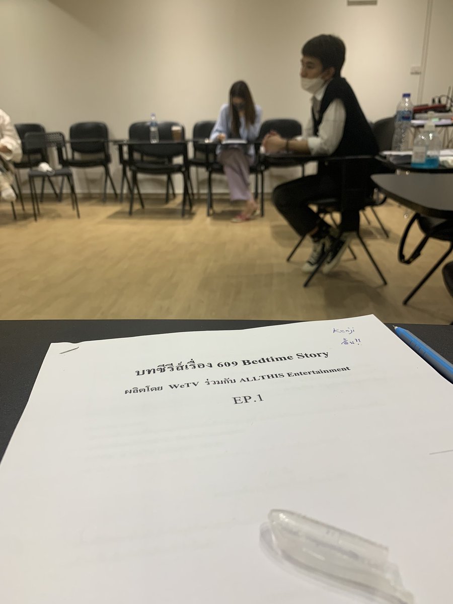 pkjimin_bts's tweet photo. Comenzaron los talleres para la serie 609 Bedtime Story protagonizada por el OhmFluke.💜
Trata de dos jóvenes que tienen un encuentro sexual inolvidable,pero con el tiempo se dan cuenta de que están en lineas de tiempo opuesta.
#609BedtimeStory #609WorkshopDay1 #OhmFluke https://t.co/OwzI5XXNCz
