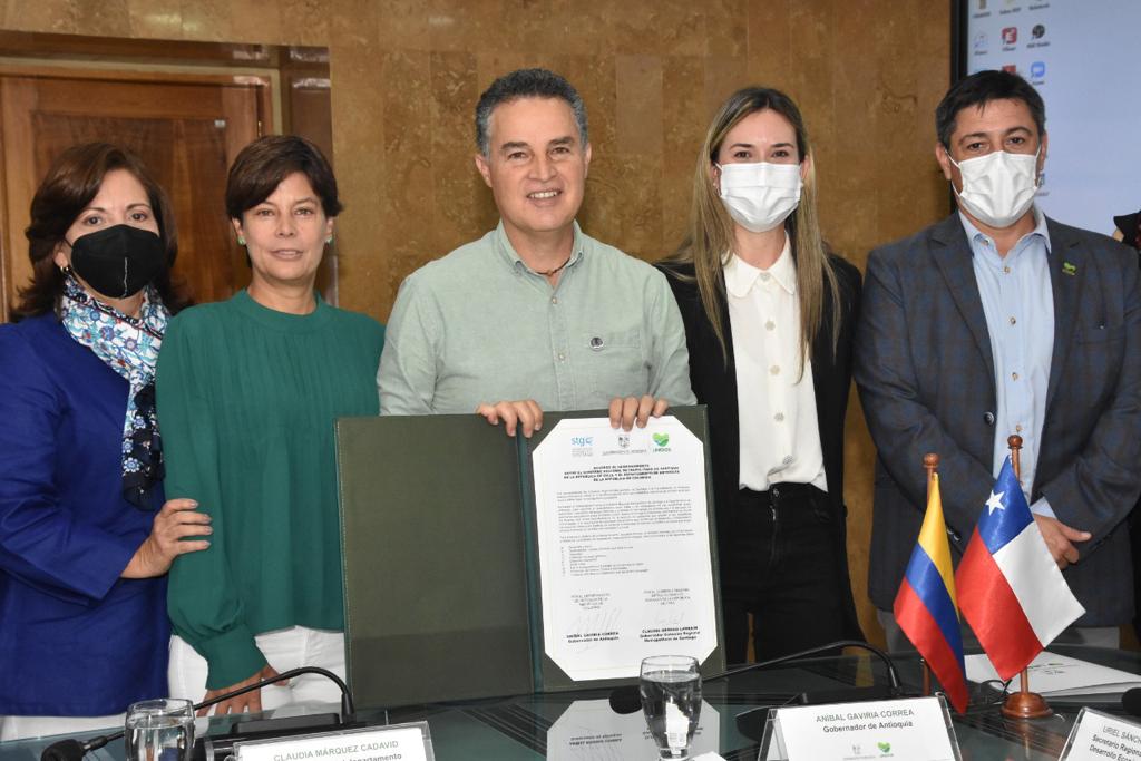 Gob_Santiago's tweet photo. Hoy nos vestimos de gala en el #GoreRM. Firmamos acuerdo de Hermanamiento entre el @GobiernoRM y el  @GobAntioquia. Vamos que se puede 💪 https://t.co/HS9OL9eAMx