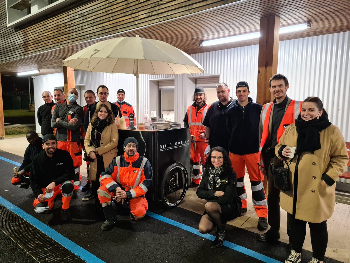 BiligMobile's tweet photo. Des Hot-Dogs pour nos agents de la @SNCF de Vaires Sur Marne !
#triporteur #biligmobile #foodbike https://t.co/8VZu16UE70