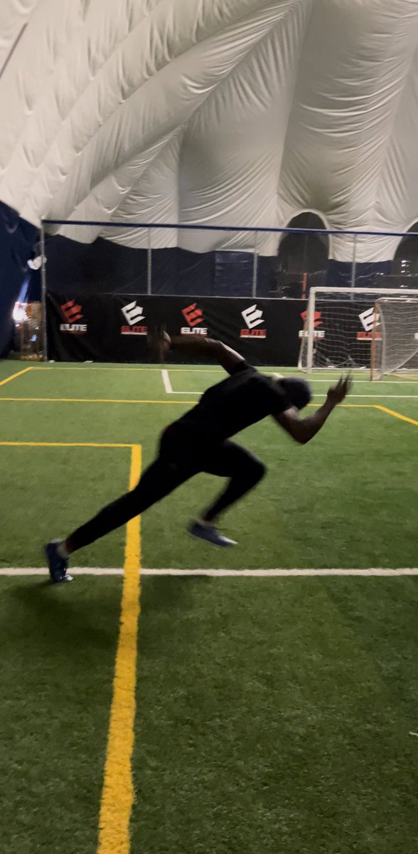 j_campbell44's tweet photo. Great shot from one of this weeks speed sessions. Excellent body position, completing the push through the back side and preparing to attack the ground down and back on the front side. #ELITESpeed #SSTARS https://t.co/q1sllTEnrv