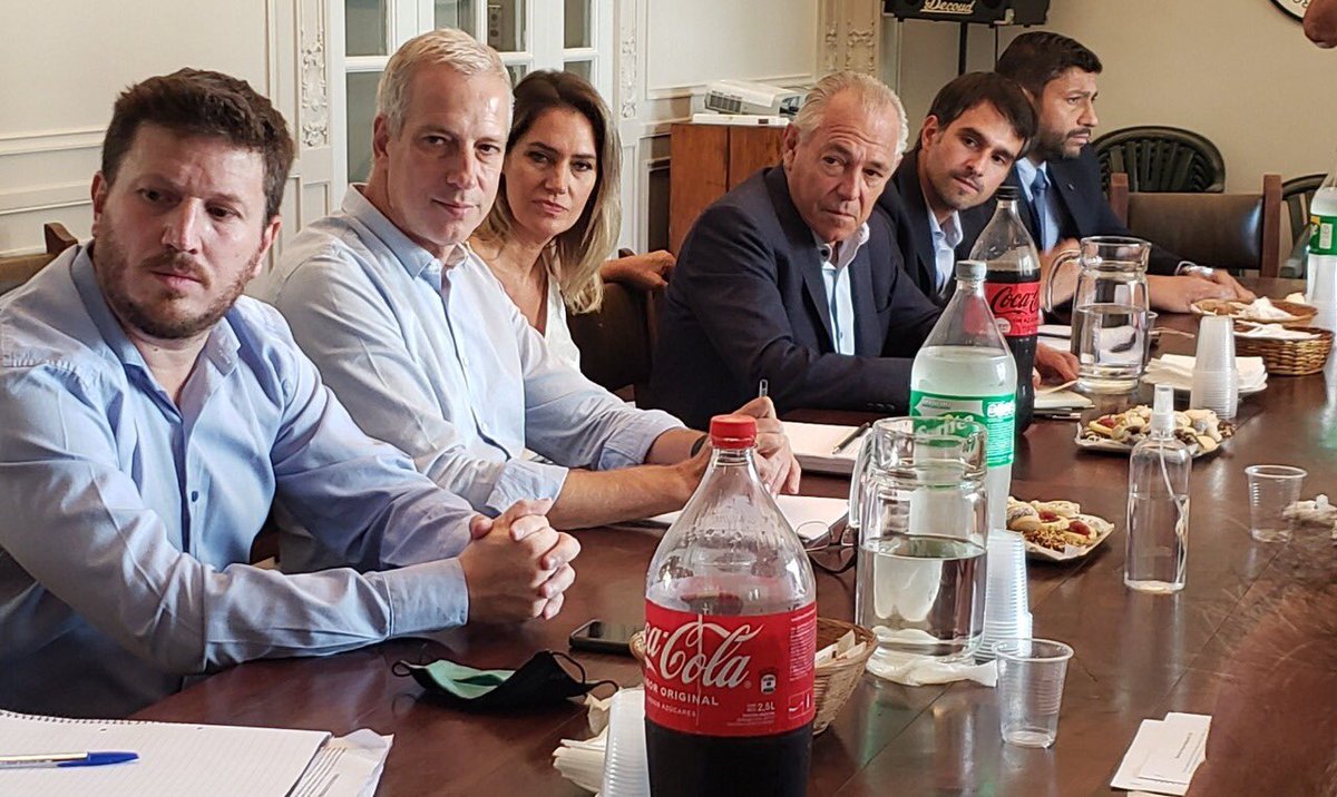 fangelini's tweet photo. Con diputados y senadores nacionales de @JxCSantaFe y productores agropecuarios y miembros de la Mesa de Enlace Soc. Rural de Rosario nos reunimos para conocer a fondo la realidad agropecuaria de primera mano.

Vamos a seguir acompañando al motor productivo de nuestra provincia. https://t.co/Tu2pGWctJG