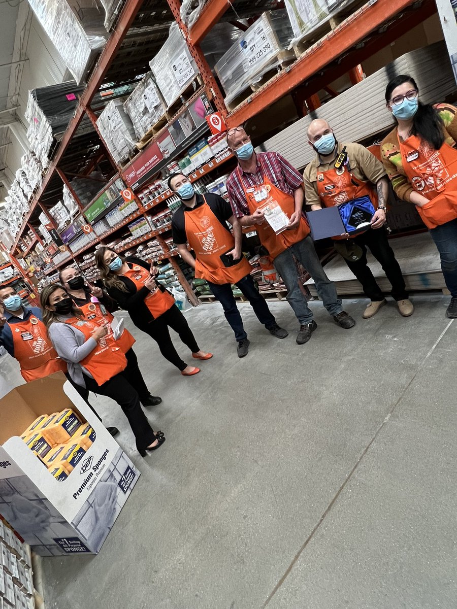 Congratulations to Seddy on being the specialists of the month and top in D70 sales. The entire team is in fire with service sales!!!! Thank you Lupe, Yesenia, and HDIS for the awards and the visit to our store