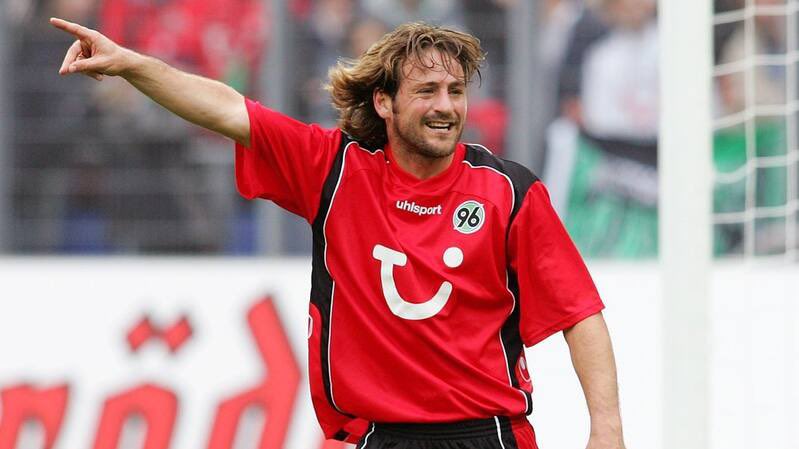 96Legenden's tweet image. Der als Torschützenkönig vom VfL Bochum zu den Roten gewechselte Spanier mit dänischem Pass konnte beim 3:3 gegen den FC Bayern gleich einen Treffer markieren. #h96 #96legenden