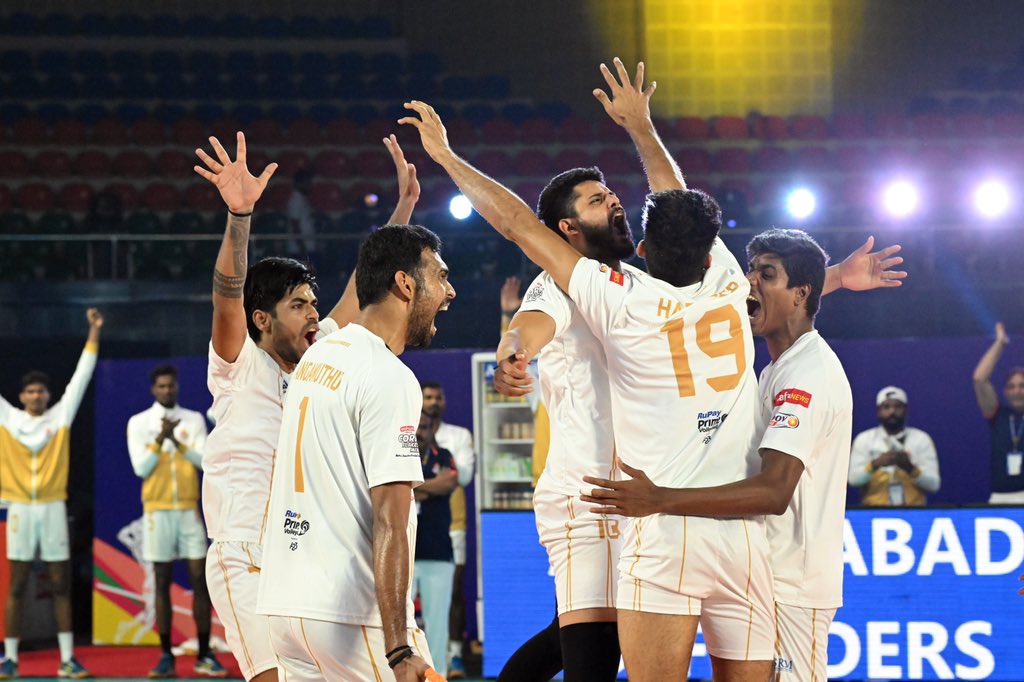 Amd_Defenders's tweet photo. A tough night for us but we will bounce back stronger 💪

We believe in our #DamdaarSquad❤️

#AMDvBTS
#DamdaarDefenders #Ahmedabad #AhmedabadDefenders #PrimeVolley #aapnuahmedabad

@PrimeVolley https://t.co/gVsTJH1JxG