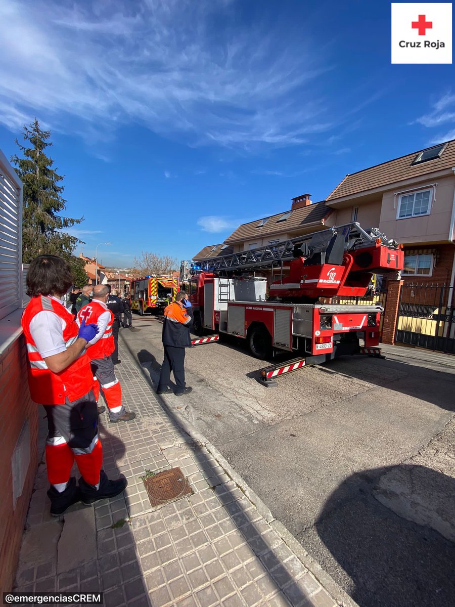emergenciasCREM's tweet photo. Tras solicitud desde #SUMMA112 uno de nuestros #SVB permanece en preventivo de #BomberosCM por un incendio urbano en #Navalcarnero.
Intervienen también @Pcnavalcarnero y @Navalpolicia.

#ASEM112 https://t.co/Oq7i8blx2B
