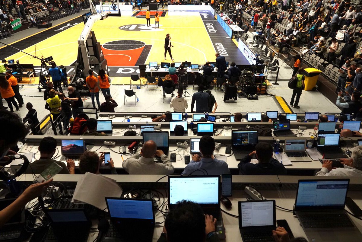 Ustedes me disculpen pero quiero la voz de <a href="/noeliagomezm/">Noelia Gómez Mira</a> gritando #ArribaPalacio en esta maravilla vestida para la #CopaACB. Así luce nuestro Palacio. Carne de gallina.