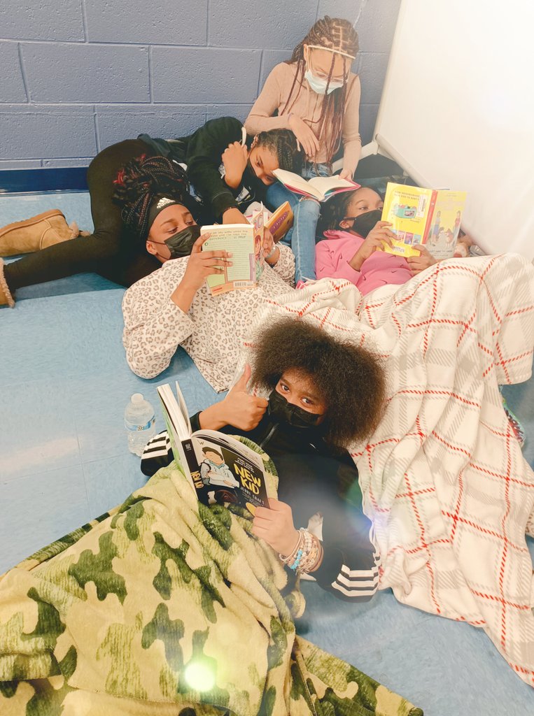 SBGriffie's tweet photo. Joy matters! Today @BrownDeerMS we got cozy with a book, dropped everything and read together for 30 minutes. #JOYofreading #teensread 📖❤ https://t.co/7BwOODMhZG