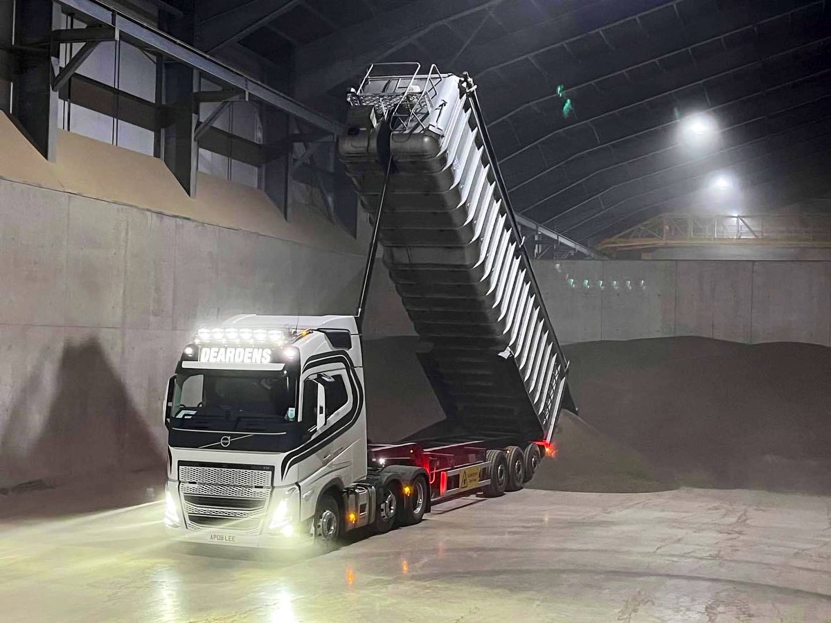 DeardensHaulage's tweet photo. Some great shots of the boys busy filling up the store #sunflowerpellets ๐ป#Volvo #V4 #V5 #BulkHaulage #KeepOnTruckin https://t.co/t6T7rE68sD