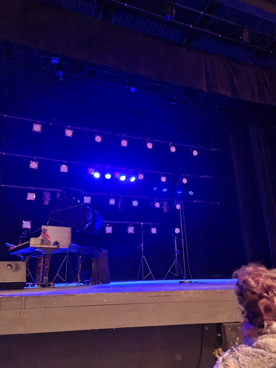 Christ0pheLucas's tweet photo. Au deuxième rang pour le concert d' @yseultofficiel ce soir https://t.co/6upiBHZCAd