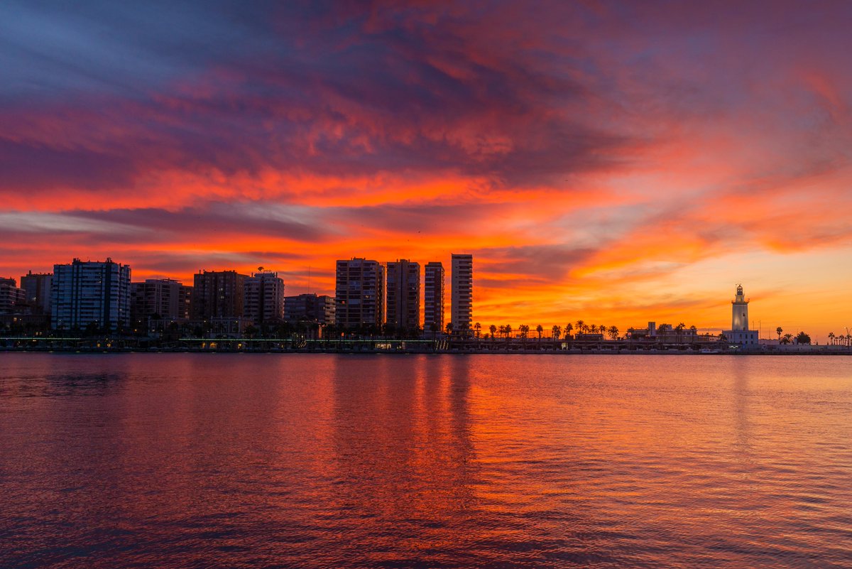 Hola me llamo David Mancebo y mi pasión es la fotografía meteorológica, especialmente las tormentas.
¿Me ayudas con un RT a llegar a mas gente?
¡Gracias!