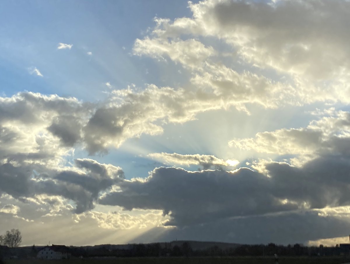 buttererbse's tweet image. #TwitterLeuchtetFuerDenKrankentransporteur

Ein Licht der Hoffnung.