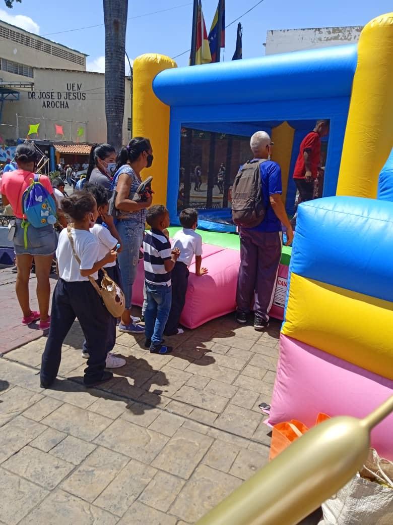 culturasucre's tweet photo. #17febrero Así se realiza la celebración de los #401años de #Petare desde la.plaza El Cristo con actividades recreativas y culturales #Pintacaritas #Papagayos
#Globomagia #ColchonesInflables para la diversión de los consentidos de la casa
#SomosArteYCultura
#JoséVicenteEsCultura https://t.co/Nb5aOJyyMS