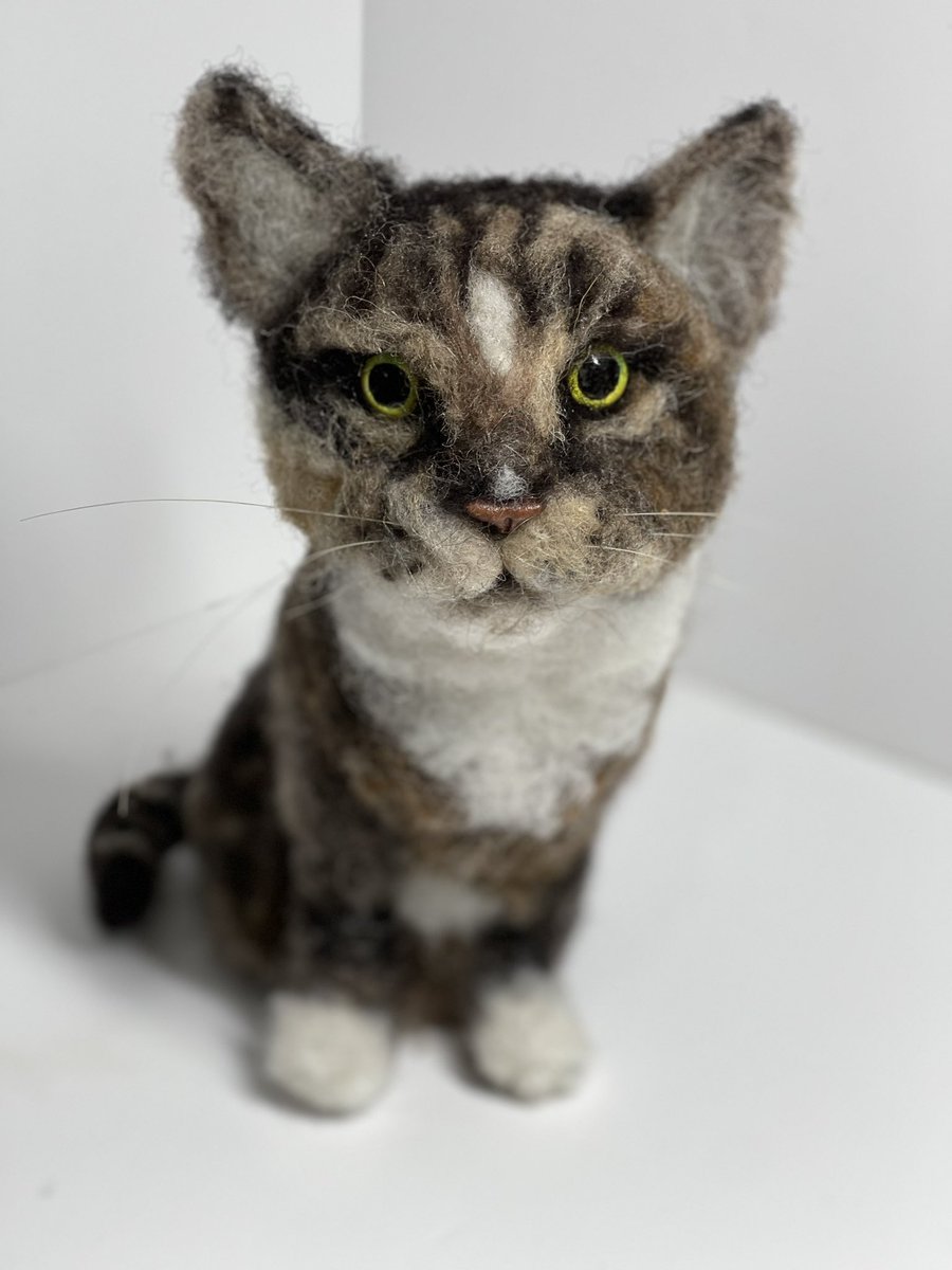 Good evening! This needle felted cat is now travelling to the United States!#yourbizhour #womaninbizhour #inbizhour