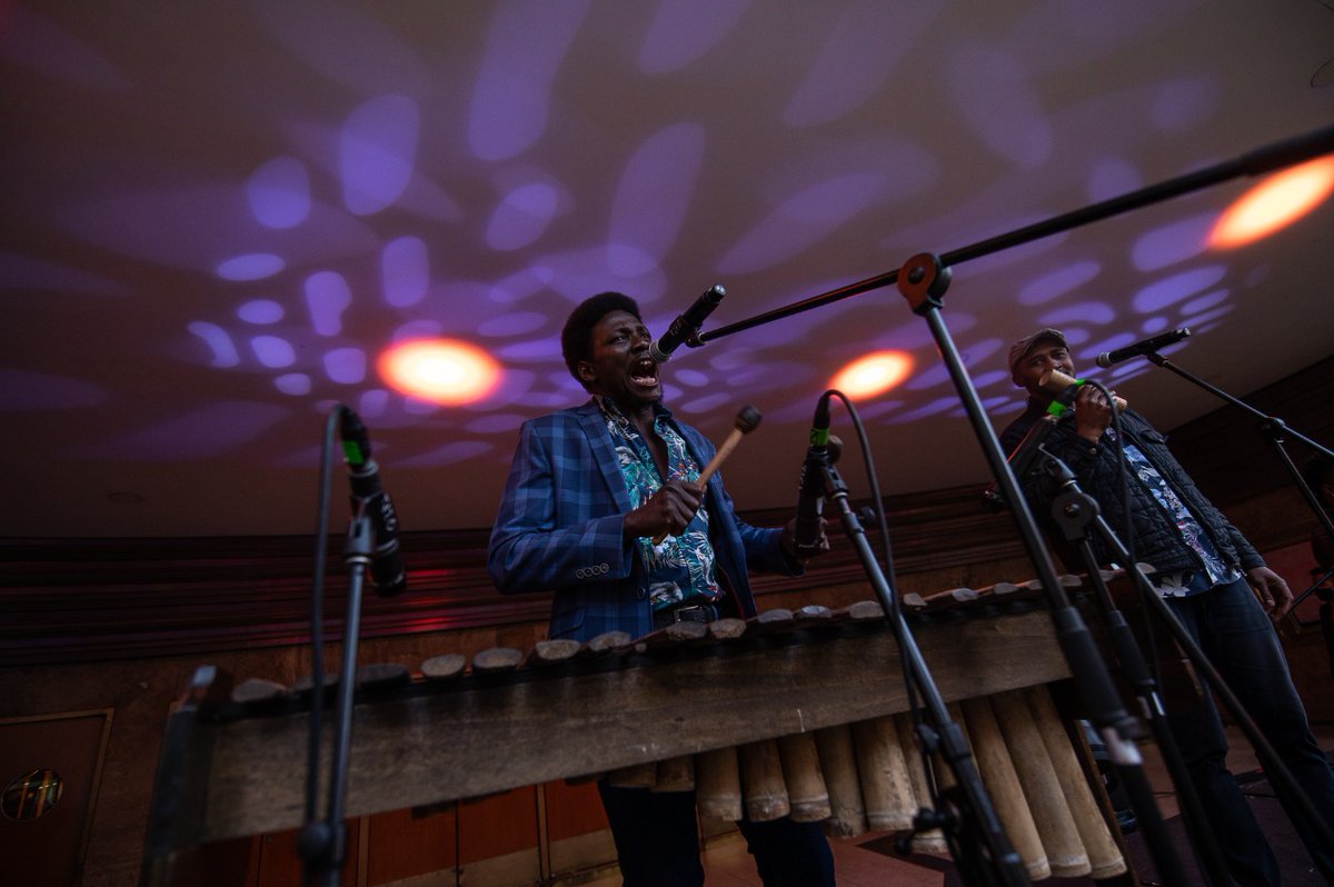 TeatroJEG's tweet photo. Ni la lluvia nos impidió disfrutar de un evento lleno de música y alegría por parte de @AbsAfropacifico, te dejamos algunas imágenes de lo que pudimos vivir en la franja #GaitánAlAire. 

📸 Mathew Valbuena / Idartes

#ColombiaAlParque2022 #BogotáComoEscenario https://t.co/KZUZo5fBbT