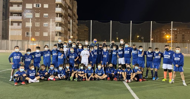 UCAMMurciaCF's tweet photo. ⭐️ Visita especial a nuestra #CanteraUCAM 

🛡️ Nuestro capitán @charlie_ianson ha conocido esta tarde a los chavales de nuestro Benjamín A, Benjamín B y Alevín B. 

¡Gracias por vuestro cariño! 💙