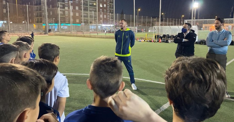 UCAMMurciaCF's tweet photo. ⭐️ Visita especial a nuestra #CanteraUCAM 

🛡️ Nuestro capitán @charlie_ianson ha conocido esta tarde a los chavales de nuestro Benjamín A, Benjamín B y Alevín B. 

¡Gracias por vuestro cariño! 💙