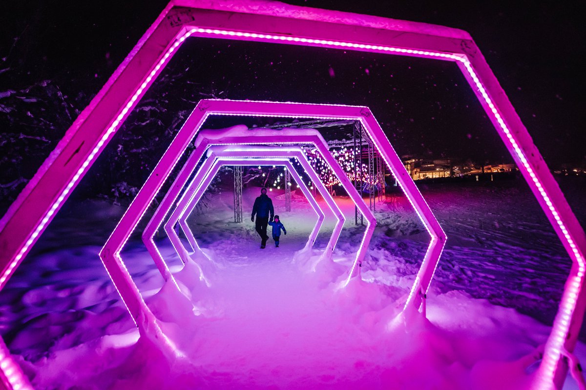 Just 1 week left of Luminescence! Grab the whole fam to enjoy interactive tunnels and other glowing art installations on Fanny Hill at Snowmass from dusk til 9pm daily until February 27th.

📷: Anna Stonehouse
