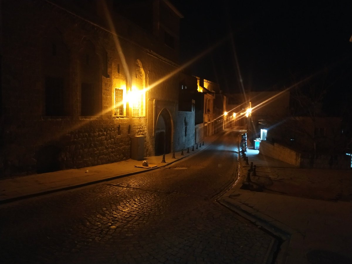 Bohem palavrasından sıyrılan eyyamgüderim geceleyin