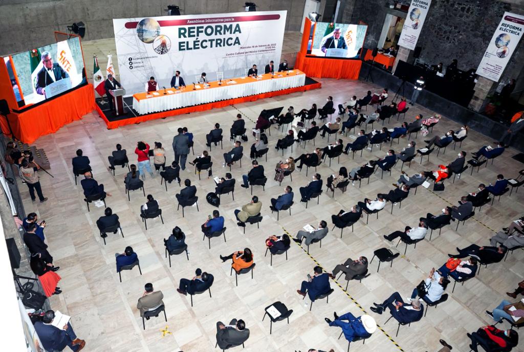 secc11cdmx's tweet photo. #SNTEconMéxico 👩‍🏫🇲🇽👨‍🏫🔴 Energía eléctrica gratuita para escuelas públicas, demanda el #SNTE 📚 como acción prioritaria para mejorar condiciones para los espacios en los que diariamente se reúnen más de 35 millones de alumnos 🧑‍💻Leer Nota 👉 https://t.co/8GmbfwFp2U 👈 https://t.co/MyGnkQKCp5