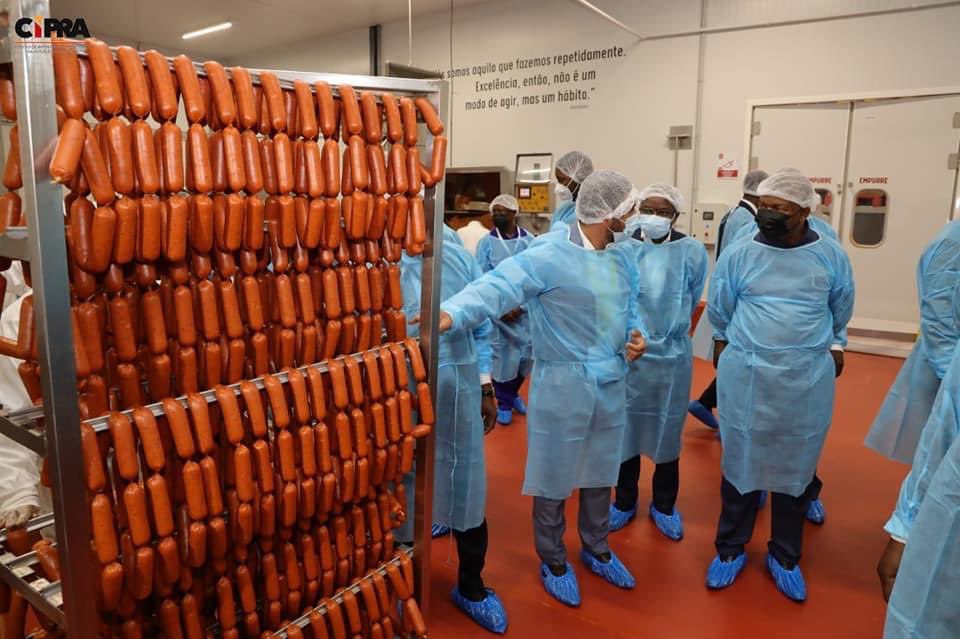 AdaodeAlmeidaAO's tweet photo. FEITO EM ANGOLA 🇦🇴

Foi hoje inaugurada a unidade fabril “Quinta dos jugais - Angola”, dedicada aos produtos à base de carne.
Aos poucos vai aumentando a produção nacional.
🇦🇴🇦🇴🇦🇴🇦🇴🇦🇴 https://t.co/9yeHIxvD4r