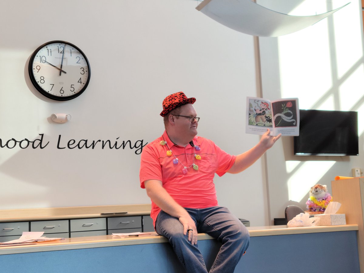 KVRIIITigers's tweet photo. Mr. Robert reading "There was an Old Lady Who Swallowed a Rose" to all of the students at ECLC. The kids loved his silly costume.

Special thanks to Jill Scheurer for capturing this moment! 📸 https://t.co/Rczi8K97YX