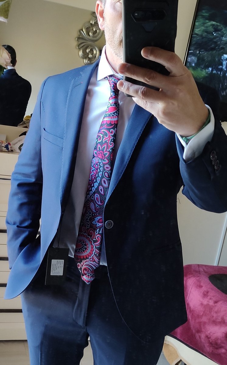 A ver chavales.... Votación sería ehhh
RT - Corbata celeste
Corazón - Corbata Cachemira
Estoy en duda...