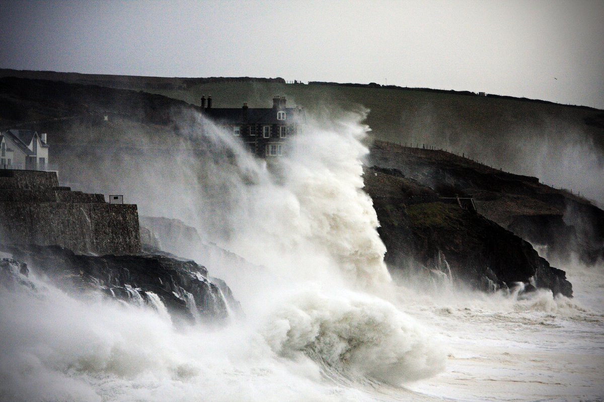 PSincock's tweet photo. A reminder of the power of the sea in #cornwall when a #majorstorm hits. Note these pics a from previous storms not #StormEunice . Be careful tomorrow friends https://t.co/HVpDwuo8vp