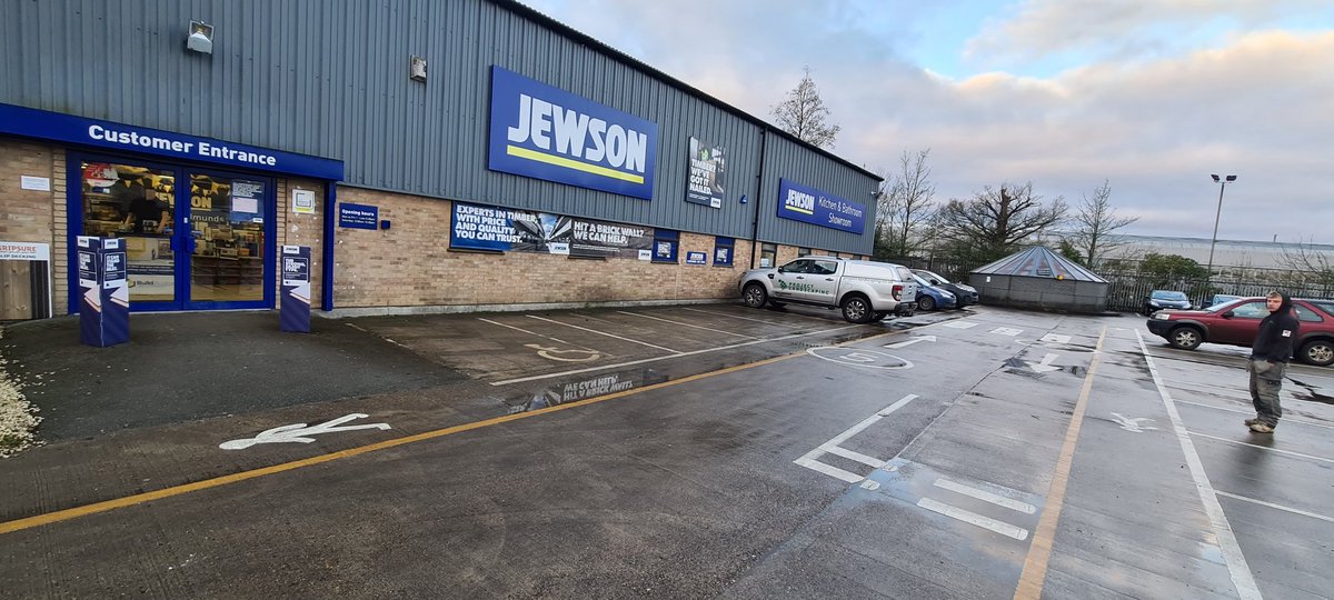 ProjectLandsca3's tweet image. We are currently @Jewsons in Bury st Edmunds. We have made a start on their new Marshalls display which will made up from 32 products and will be the largest in the uk!