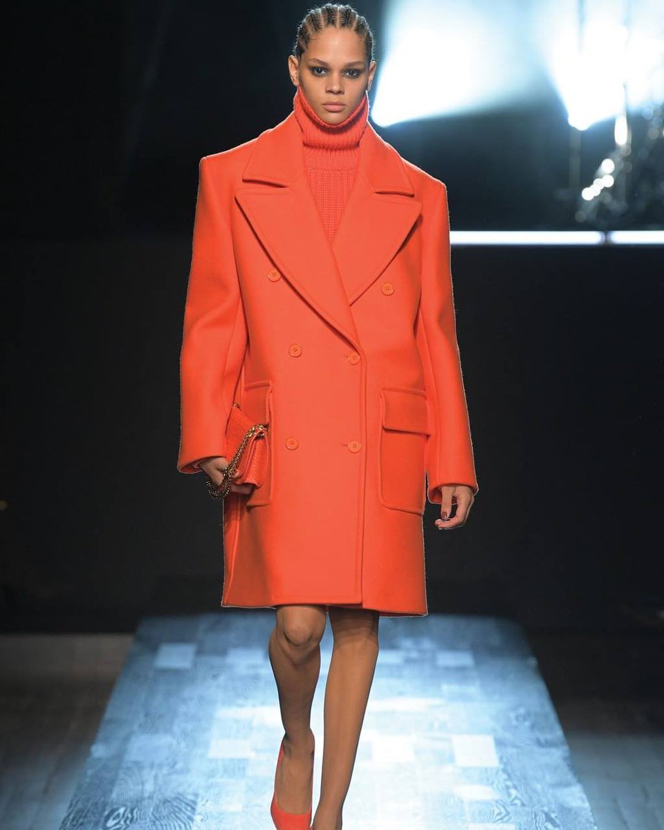 Какое пальто в моде 2024 году. Модные полупальто осень 2022. Яркие пальто тренд 2022. Модные красные пальто осень 2022.