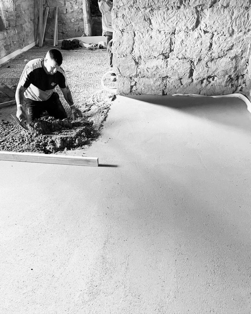 A beautifully level limecrete slab going down on our project in the #nymnp credit to the installers @thelimecretecompany for the hard work. #listedbuilding #limecrete #glapor #northyorkmoorsnationalpark #maltonbusiness #malton #maltonarchitect #ribaconservation #conservation…