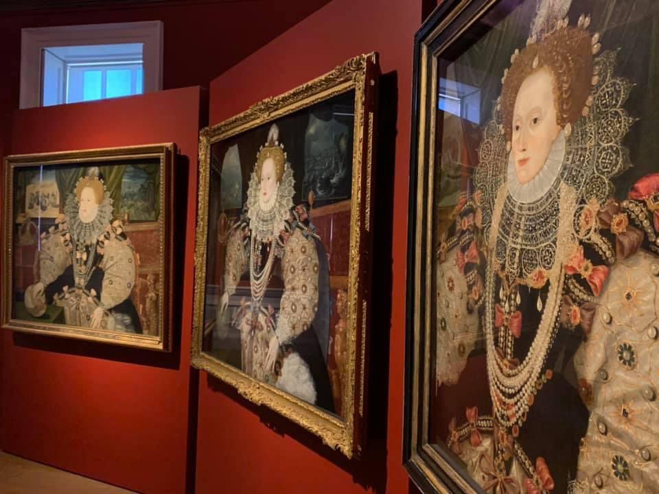 #otd in 2020 I managed to go and see the three Armada Portraits displayed side by side in Greenwich. Just before we descended into the pandemic. It was breathtaking and it was fantastic to be able to compare them close up! #elizabethi #elizabethan #greenwich #queenshouse