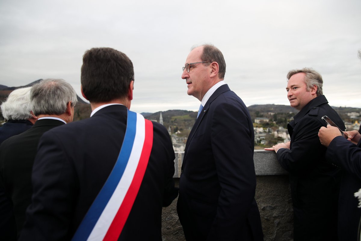 JeanCASTEX's tweet photo. Nous ne vous avons pas laissé tomber et nous ne vous laisserons pas tomber : c'est le message simple que j'ai voulu adresser aux acteurs du tourisme de Lourdes.
Ce plan d'action ambitieux est le symbole de notre attachement à ce secteur si essentiel à l'économie de notre pays. https://t.co/gUqR1XpPwa