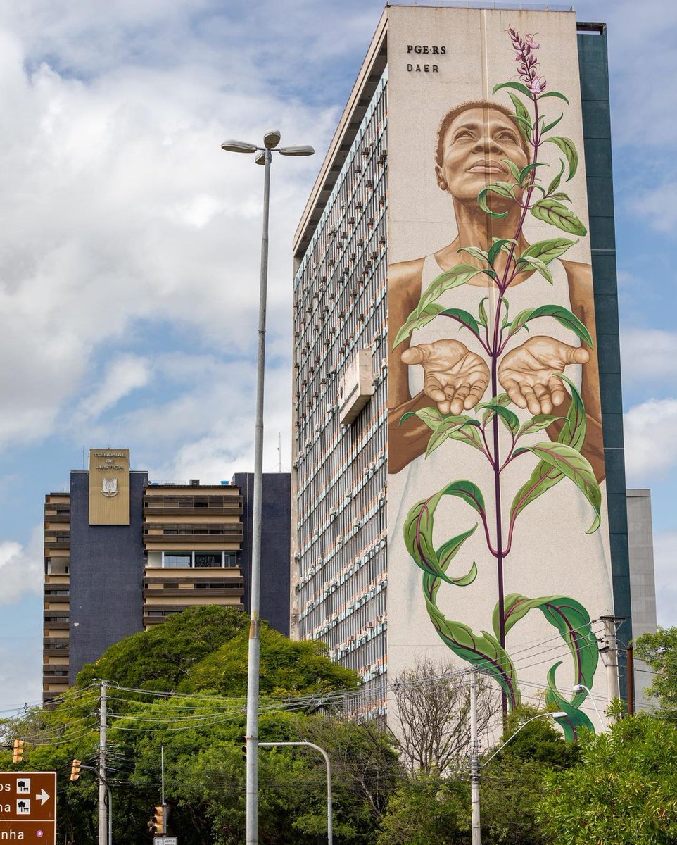 vista_art_br's tweet photo. Se você estiver pela cidade, olhe para cima! Você vai se surpreender.
#artemuda #veracidade #monacaron #arteurbana #vistaART https://t.co/6ytNHvGCMd