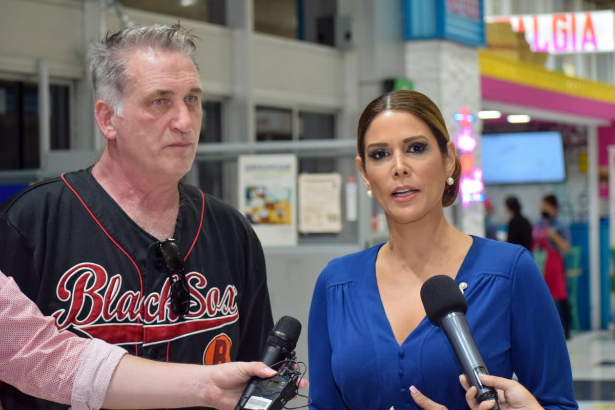 La embajadora de El Salvador en Estados Unidos, <a href="/MilenaMayorga/">Milena Mayorga</a>, acompaña al productor <a href="/DanielBaldwin/">DANIEL BALDWIN</a>, quien desarrollará un importante proyecto cinematográfico en nuestro país.